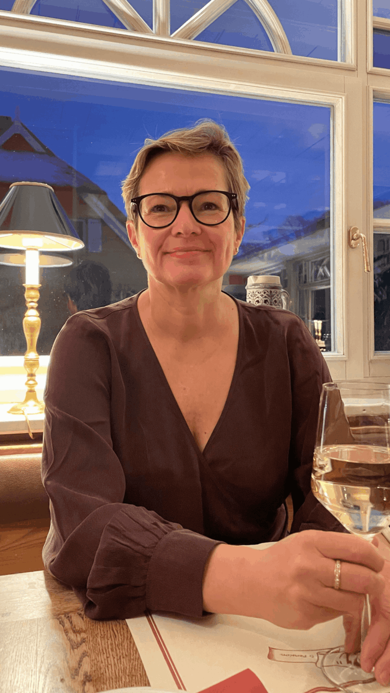 anke schneider coaching yogatherapie endlich migränefrei programm präventionscoaching Gehirngesundheit und Migräneprävention Warum nachhaltige Veränderung im Nervensystem beginnt Ich erlebe jeden Tag, dass Veränderung möglich ist. Nicht als Wunder. Nicht als schnelle Lösung. Sondern als Prozess. Als bewusste Entscheidung für mehr Stabilität, Regulation und Eigenverantwortung. Meine Migräne hat mich viele Jahre begleitet. Heute kann ich sagen, dass ich sie für mich ganzheitlich deutlich reduziert habe. Ich lebe präventiv. Ich kenne meine Trigger. Ich regulieren mein Nervensystem aktiv. Und ich weiß, dass mein Gehirn dabei eine zentrale Rolle spielt. Migräne ist eine neurologische Erkrankung. Das bedeutet, dass Prozesse im Gehirn und im Nervensystem beteiligt sind. Genau hier setzt nachhaltige Migräneprävention an