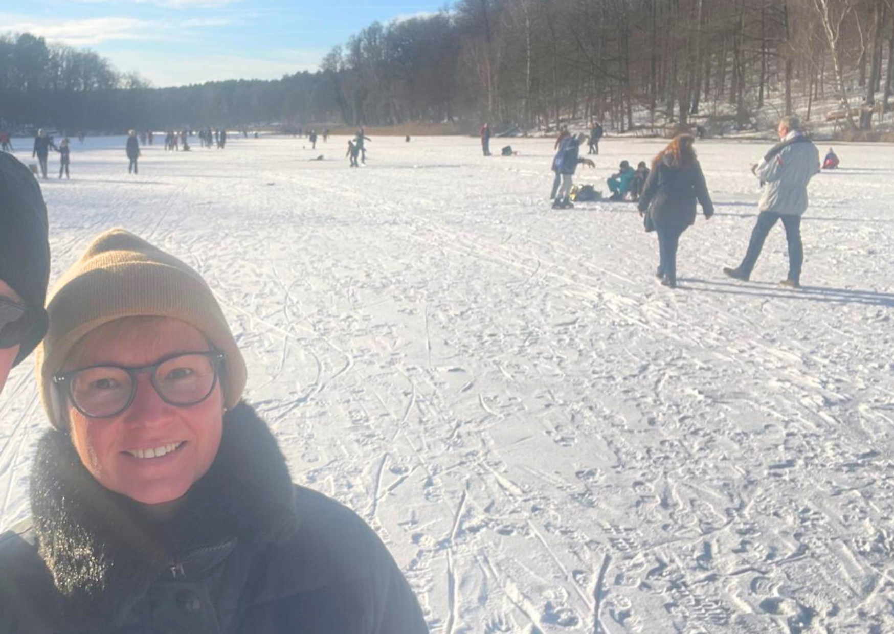 Ich kenne diese Zweifel sehr gut. Meine Migräne begann früh und begleitete mich viele Jahre. Medikamente waren lange ein selbstverständlicher Teil meines Lebens. Sie haben mir geholfen, akute Phasen zu überstehen. Aber sie haben mir nicht gezeigt, wie ich langfristig gesund leben kann. Erst als ich begann, ganzheitlich hinzuschauen, veränderte sich mein Umgang mit Migräne grundlegend. Nicht über Nacht. Sondern Schritt für Schritt.