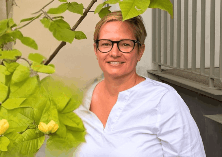 Gesunde Gewohnheiten, die meine Migräne verändert haben Warum Schlaf, Ernährung und Nervensystemregulation mehr bewirken als jede Tablette Ich erinnere mich noch genau, wie mein Leben früher aussah. Morgens aufwachen und sofort prüfen: Wie ist der Kopf heute? Dieser ständige Ausnahmezustand. Diese Angst vor dem nächsten Anfall. Irgendwann habe ich aufgehört, nur auf Trigger zu achten. Ich habe angefangen, meinen Alltag neu zu gestalten. Nicht dramatisch. Nicht von heute auf morgen. Sondern eine Gewohnheit nach der anderen. Und genau das hat den Unterschied gemacht. endlich migränefrei Anke Schneider coaching & yogatherapie